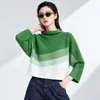 Top estilo Miyake con un diseño único, nueva colección 2026, con cuello volante, mangas murciélago, corte holgado y longitud corta que oculta el cuerpo y crea un efecto adelgazante