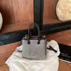 Bolso Cruzado Esponjoso 2026 Nuevo Estilo Coreano Retro para Mujer Otoño/Invierno Bolso de Hombro con Colgante Bolso de Mano Exquisito a la Moda Oso Pequeño de Gamuza