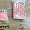 Los moldes para helado están hechos de material de grado alimenticio y se utilizan para crear bolas de hielo y moldes para cubitos de hielo presionándolos en formas redondas.