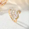 Anillo de Luz de Zirconia Incrustada en Oro Real Chapado en Cobre Transfronterizo Europeo y Americano Lujo Ligero Sensación de Alta Gama Anillo para el Dedo Joyería de Mano Versátil Fabricante Venta al por Mayor en Stock
