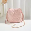 Bolso de Nicho para Mujer Estilo Nuevo Bolso con Asa de Cadena 2026 Moderno Aspecto de Alta Gama Bolso Cubo Acolchado de Diamantes Bolso Cruzado Versátil