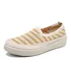 Zapatos de mujer de nuevo estilo hechos a medida, con parte superior de malla, transpirables y duraderos, con suela suave y diseño slip-on, perfectos para el uso diario casual.
