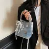 Bolsa Pequena com Textura para o Verão para Mulheres 2025 Nova Bolsa de Ombro Transversal Borboleta Corrente Prateada Bolsa Estilo Balde da Moda
