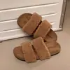 Conforto em casa, estas sandálias de calçar trazem um cuidado suave aos seus pés.