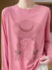 Nueva colección de principios de otoño de 2026: Camiseta de punto de cuello redondo y manga larga, corte holgado, efecto adelgazante, elegante, versátil, ligera, cómoda y presenta un diseño estampado
