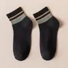 Meias Meia-Perna Masculinas Meias de Algodão Respiráveis que Absorvem o Suor Meias Esportivas Japonesas Listras Paralelas Primavera e Verão Estilo Universitário Confortáveis