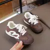 Tênis infantis 2026 para primavera e outono, sapatos de novo estilo para meninos, sapatos versáteis e respiráveis Forrest Gump, sapatos da moda com sola fina para meninas