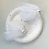 Pente de cabelo de pena branca feminino 2023 Celebridade da Internet Novo pente clipe lateral adorno de cabeça Halloween