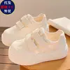 Tênis brancos de malha femininos para o verão, respiráveis e não abafam, modelo novo 2026, com sola grossa, tênis casuais versáteis para combinar com saias