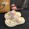 Zuecos de Felpa Duffy Oso Lindos de Verano 2025 para Hombres y Mujeres, Sandalias y Pantuflas de Punta Cerrada con Suela Gruesa de Doble Uso, Modernos