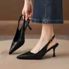 Primavera/Verão 2026 Novos Sapatos de Salto Alto Femininos Bico Fino Retrô Francês Couro Macio Salto Agulha Sapatos Individuais Sandálias Sem Costas