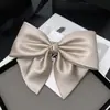 Pinza de resorte con lazo de satén negro de alta calidad estilo coreano, pinza elegante de color sólido para el pelo de la parte trasera para mujer