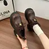 Sapatos femininos de couro estilo britânico, com sola grossa e aumento de altura, coleção outono 2026, mocassins plataforma com cadarços e bico redondo