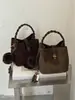 Bolso de mano nuevo de comercio exterior transfronterizo, bolso tipo cubo moderno y elegante para mujer, con un diseño único, adecuado para el trabajo diario, y se puede llevar como bolso de hombro o bolso cruzado