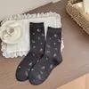 Meias de Cano Médio Estampa Urso Cartoon Branco e Cinza Outono/Inverno Estilo Japonês Meias com Laço Floral Babado Meias de Algodão Sem Costura Fofas Femininas