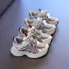 Colección Primavera/Otoño 2026: Tenis de Cuero para Niños y Niñas, con Decoraciones de Dibujos Animados, Suelas Ligeras y un Estilo Moderno "Dad Shoe", Disponibles al por Mayor
