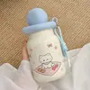 Botella de agua estilo estudiante, minimalista, linda y moderna con un alto atractivo estético, que presenta un diseño portátil, estilo popular de celebridad de internet, motivos de dibujos animados y una pajita de acero inoxidable y construcción aislada.