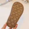 Sapatos de algodão infantis com forro de fleece, espessados, novo estilo inverno 2026, botas de neve quentes para meninas, botas de algodão slip-on, botas resistentes ao frio para o Nordeste da China