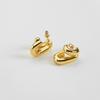Aretes de latón chapado en oro de 18 quilates de alta textura diseño nicho tubo doble forma de C curvada aretes de moda personalizados E241588