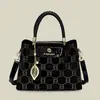 Bolso de Mano Simple Atmosférico Estilo Nuevo 2024 Negro para Mujer Bolso de Hombro Cruzado Gran Capacidad Suministro Transfronterizo Bolso de Lujo Ligero para Mujer