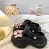 Pisando em cocô sentindo sapatos furados mulheres verão uso externo 2025 novo estilo primavera aumento de altura sola grossa chinelos de duas formas antiderrapante bico fechado meio chinelo