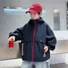 Jaqueta de outono para meninos, estilo primavera e outono, novo modelo 2026, à prova de vento para crianças, estilosa, casual, jaqueta com capuz de outono, moderna