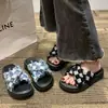 Novas Pantufas Femininas de Solado Grosso 2026, Tamanho Grande, Xadrez Jeans, Tira Cruzada, Estilo Europeu e Americano, Sandálias Casuais para Exterior