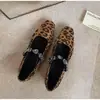Sapatos Mary Jane Baixos de Solado Plano com Strass Francês 2026 Novo Bico Quadrado Pequeno Salto Baixo Estampa de Leopardo Sapatos de Ballet