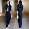 Elegante atuendo de otoño para mujer: un conjunto chic y favorecedor de dos piezas que presenta una chaqueta corta con cuello y pantalones de pierna ancha, perfecto para el trabajo