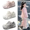 Zapatos Deportivos Casuales con Pedrería para Niños 2026 Otoño Nuevo Estilo Coreano Moda Versátil Niñas Cómodos Tela de Malla Zapatos Forrest Gump