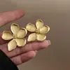 Brincos de Flor Rosa com Zircônia Azul Haze Relevo Estilo Retrô Francês Esmaltado Gotejante para Mulheres, Luxo Leve, Sensação de Alto Padrão, Estilo de Nicho