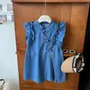 Vestido Sem Manga Estilo Chinês Novo Estilo Verão 2026 para Meninas com Bordas Franzidas, Vestido Jeans Bebê Estilo Hanfu com Fechamento por Botão