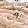 Juego de cuatro piezas con forro polar Clase A, terciopelo de leche engrosado de invierno, nuevo juego de cama cálido de terciopelo de conejo 2026, funda nórdica, juego de ropa de cama 4