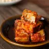 Especialidad de Hunan: Tofu fermentado añejo en bodega con aceite de camelia picante, Tofu fermentado de aceite rojo, Tofu fermentado picante con aceite rojo, un plato de acompañamiento