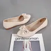Sapatilha Feminina Estilo Britânico com Estampa de Garça Branca 2026 Primavera/Outono Nova Bico Fino Versátil Couro Macio Slip-On Sapatos Baixos para Trabalho