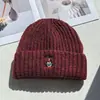 Gorro tejido bordado negro y rosa, gorro de invierno de punto con pingüino, gorro de lana pequeño y cálido que favorece la cara de la mujer, estilo casual americano con puño