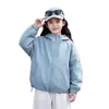 Jaqueta corta-vento com capuz para meninas outono 2026 nova elegante e moderna casual versátil à prova de vento com zíper para crianças mais velhas