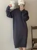 Vestido casual outono e inverno 2026 estilo francês novo com design único para mulheres petites, apresentando corte solto e gola de lapela estilosa
