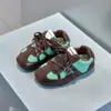 Tênis casuais infantis de sola macia, cor bloco retrô, versáteis, tênis de treino alemão, novo modelo outono 2026, tênis velcro para meninas Forrest Gump