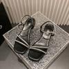 Temperamento Sandalias Francesas 2025 Nuevo Verano para Mujer Estilo Hada Hebilla de Una Línea Pedrería Plateada Zapatos de Playa Tacones Bajos