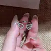Anillo estilo coreano de ala de ángel con deslumbrante circonia cúbica, un diseño único y elegante para mujer, perfecto como anillo para el dedo índice, ofreciendo un toque de lujo y sofisticación
