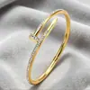 Pulsera de Clavo Broca de Barro Acero de Titanio Europeo y Americano Moda Lujo Ligero Estilo Clásico Broche de Barro Pulsera Versátil para Mujer Sin Decoloración
