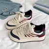 Tênis Femininos Populares 2026 Primavera Novos Versáteis Retrô Esportivos Casuais Sola Grossa Sapatos Brancos