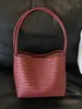 Bolso de axila de nicho de alta gama para mujer 2026 Nuevo Verano Súper Caliente Exquisito Bolso tipo cubo de un solo hombro para axila