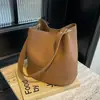 Bolso liso versátil para el día a día para mujer 2024 Nuevo bolso cubo de moda retro nicho de alta calidad bolso de hombro casual