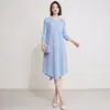 Vestido evasê Miyake para mulheres, outono de 2026, modelagem solta, afina a silhueta, comprimento médio, gola redonda, cor sólida, elegante vestido plissado