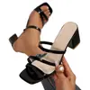 Novas sandálias de dedo em couro brilhante para primavera e verão com bico quadrado, salto grosso, sola macia antiderrapante, adequadas para casa, ao ar livre, para o trabalho, uso casual e chinelos femininos para comércio exterior