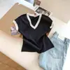 Camiseta de Punto para Mujer Estilo Coreano Bloques de Color Falso Dos Piezas Cuello en V Hombro Normal Manga Corta, Nuevo Verano 2026 Ajuste Ceñido Adelgazante