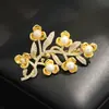 Elegante y Clásico Ramo de Flores Broche Incrustado de Piedras Color Oro con Pistilo de Perla de Agua Dulce de Alta Gama Accesorio para Mujer