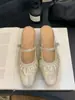 Sandalias Chuyuji de estilo francés con remaches, puntera cuadrada, plisadas, sin cordones para mujer, nuevo modelo primavera y otoño 2026, de una tira, elegantes